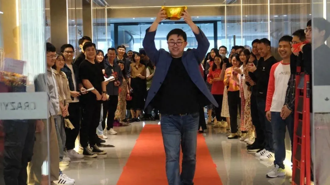 中国“霸总”出海后，好莱坞有点急了