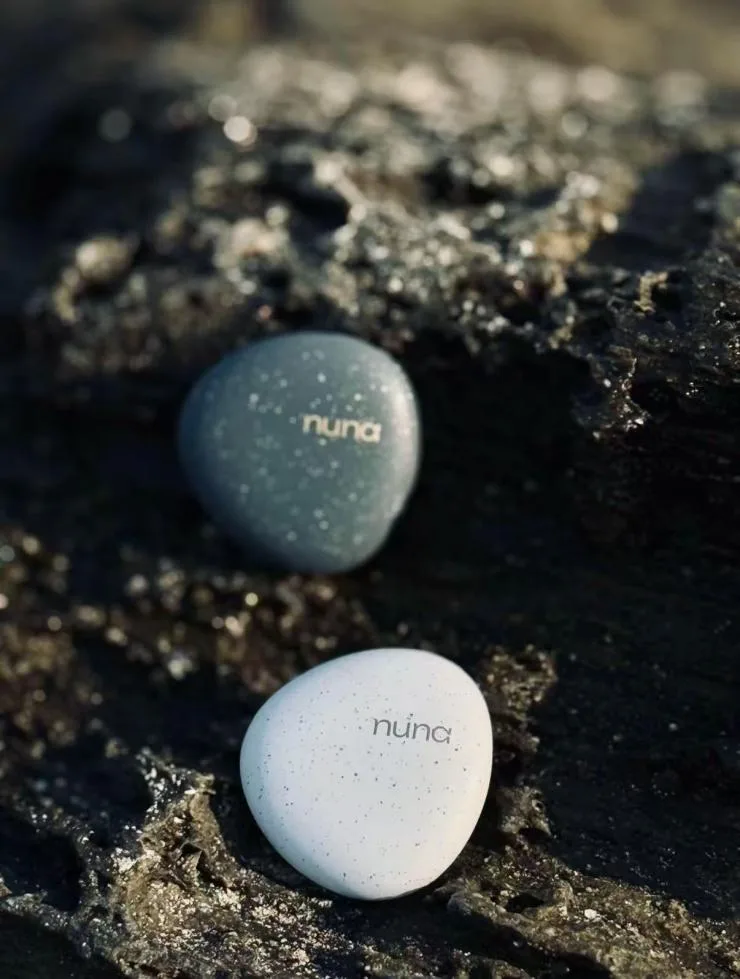 冲击万亿美元市场，中国香港团队打造的AI智能吊坠能否成为高压职场女性的情绪救星？