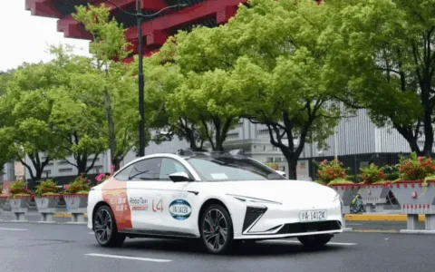 智己汽车亮相2025世界人工智能大会！首获上海新一批智能网联汽车示范运营牌照