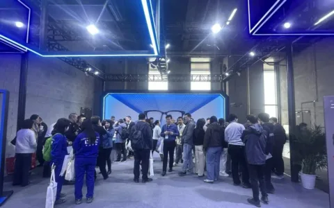 “百镜大战”，持续升温