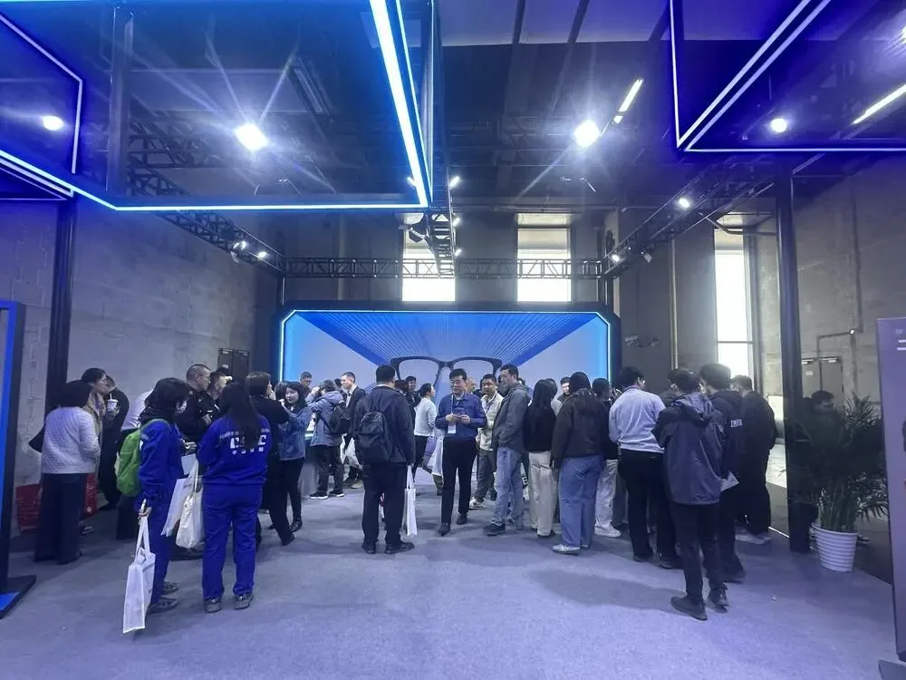 “百镜大战”，持续升温